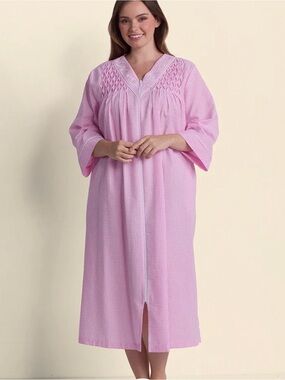 Miss Elaine Woman Robe